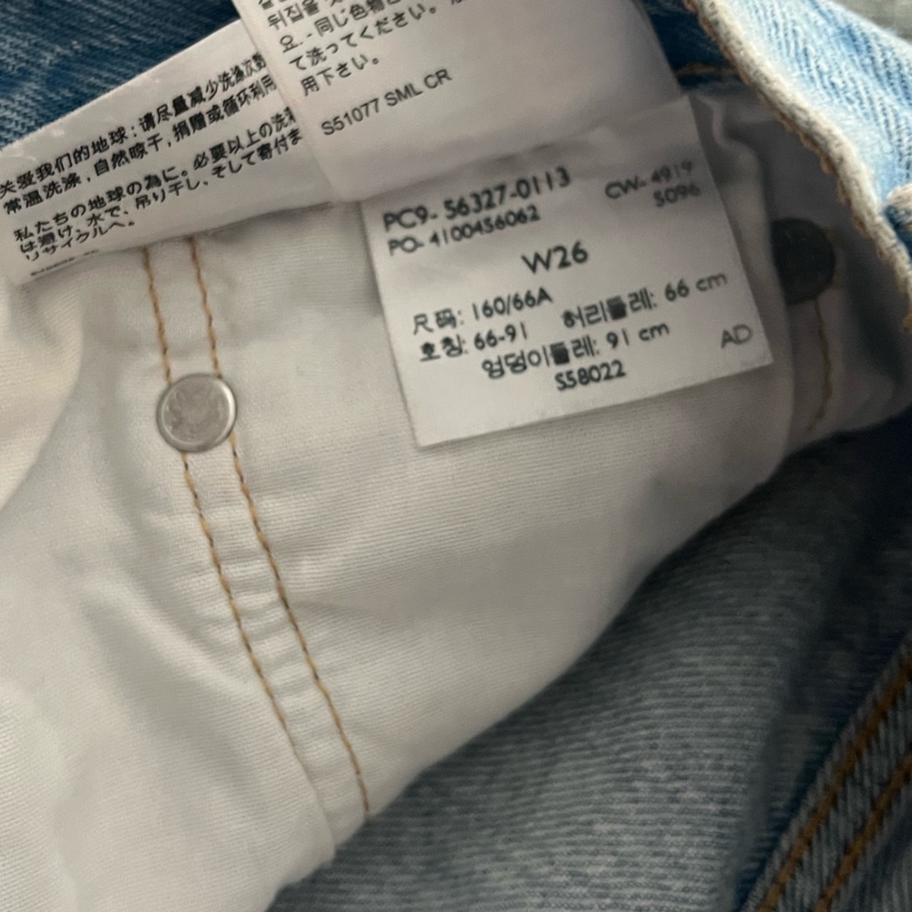 Levi’s Shorts 501 - Picture 2 of 2
